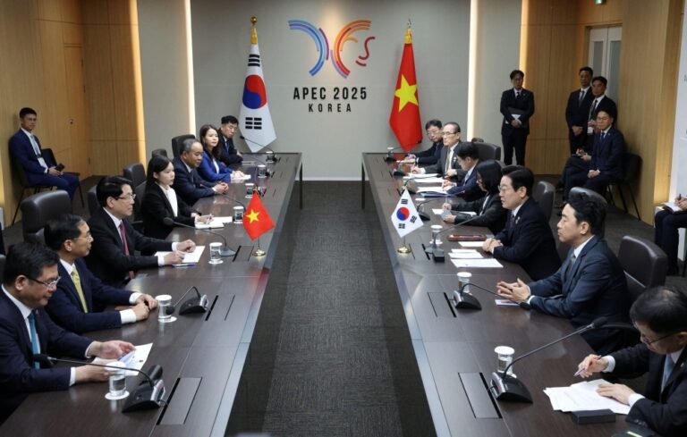 Apec pushes free trade as US digs in