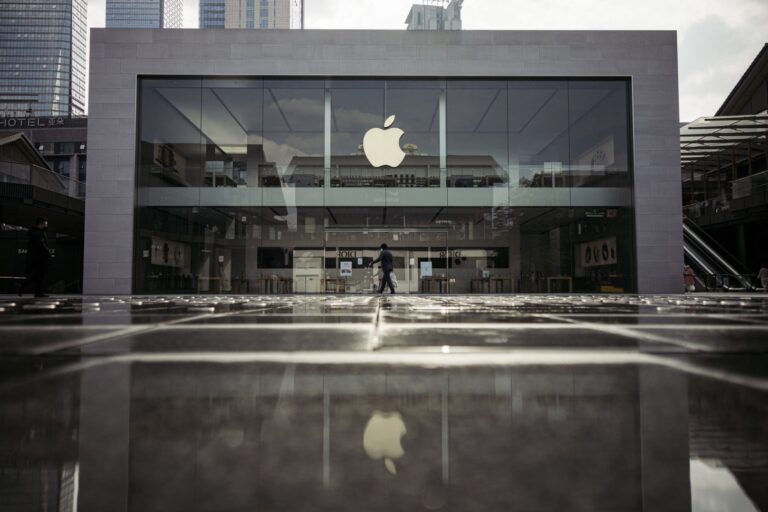 Apple posts $102B quarter as services soar