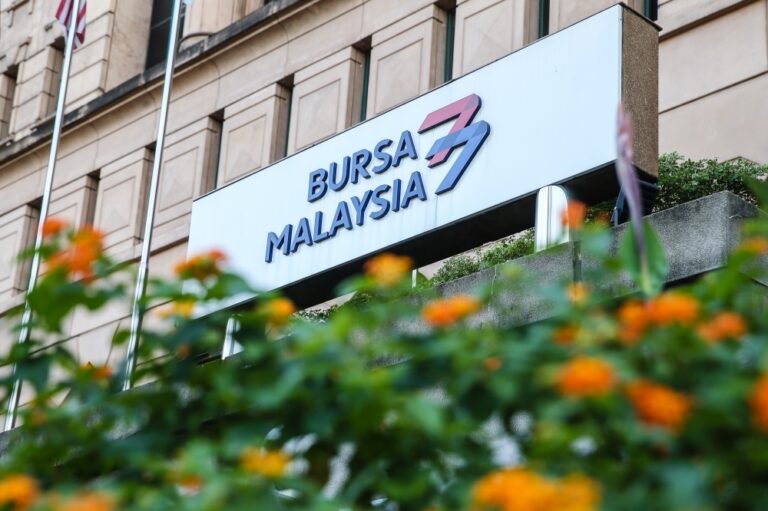 Bursa Malaysia rebounds on plantation, construction buying