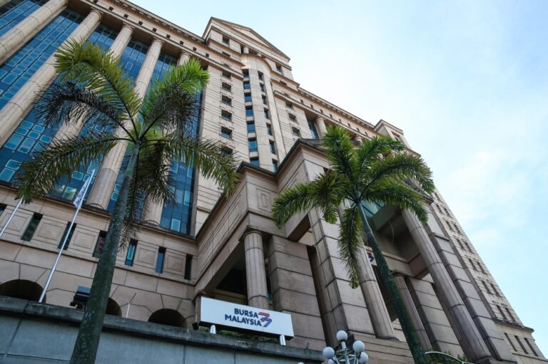 Bursa dips as trade war, US shutdown weigh on sentiment