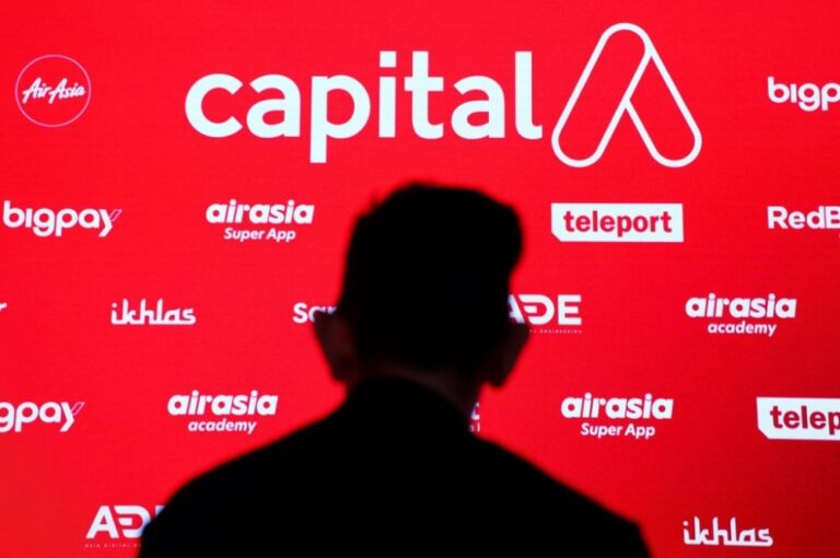 Fernandes bets big on AirAsia breakup