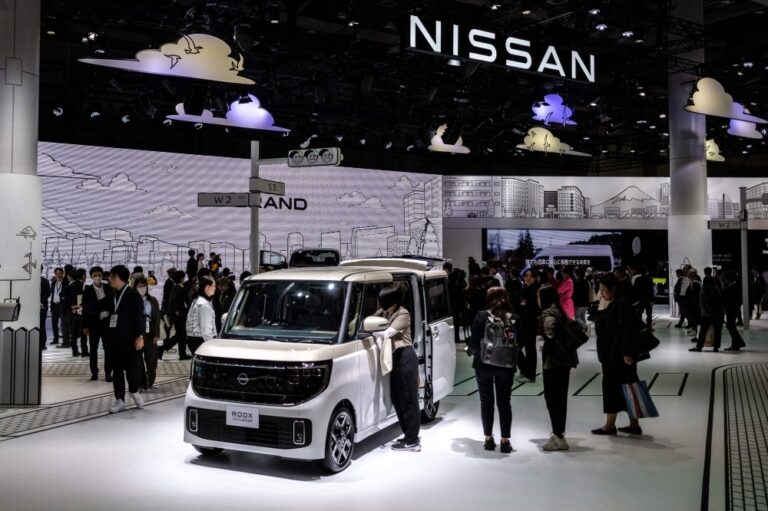 Nissan sinks on deep loss forecast