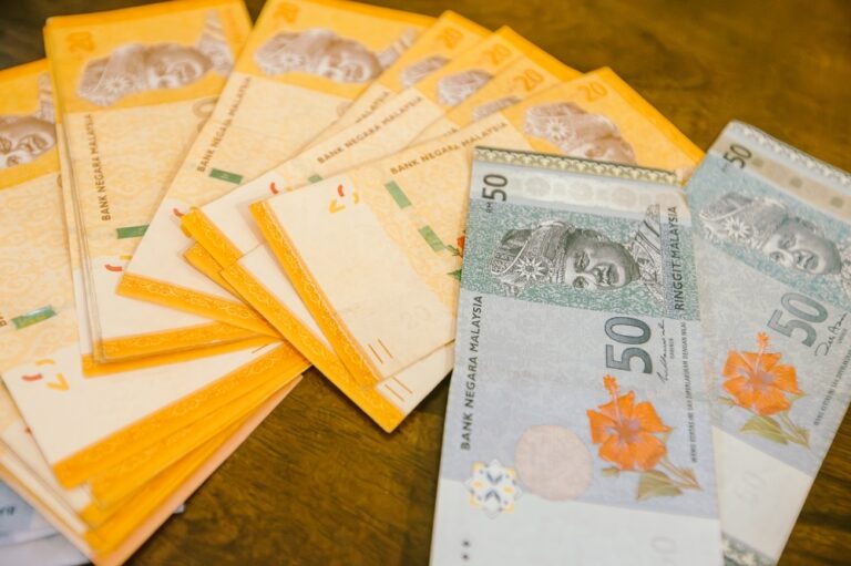 Ringgit climbs as trade chill thaws