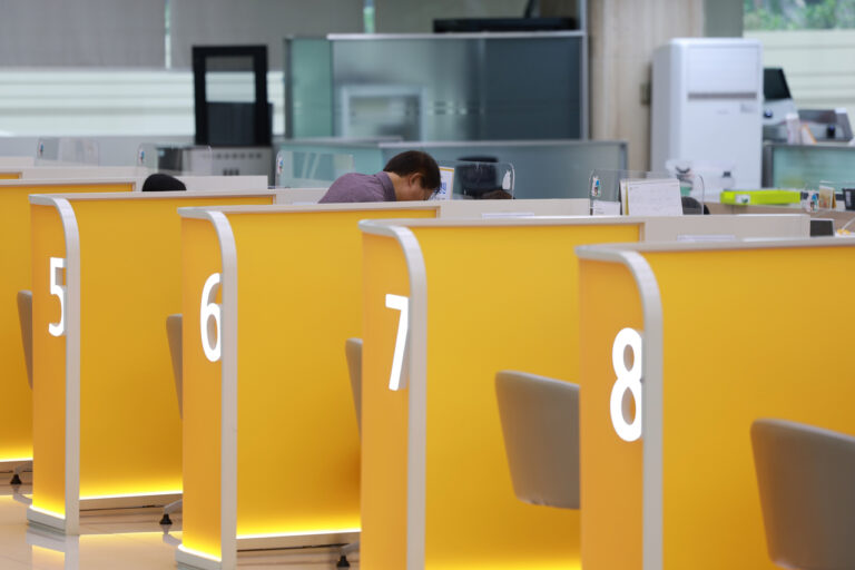 S. Korea sees sharp drop in bank deposits