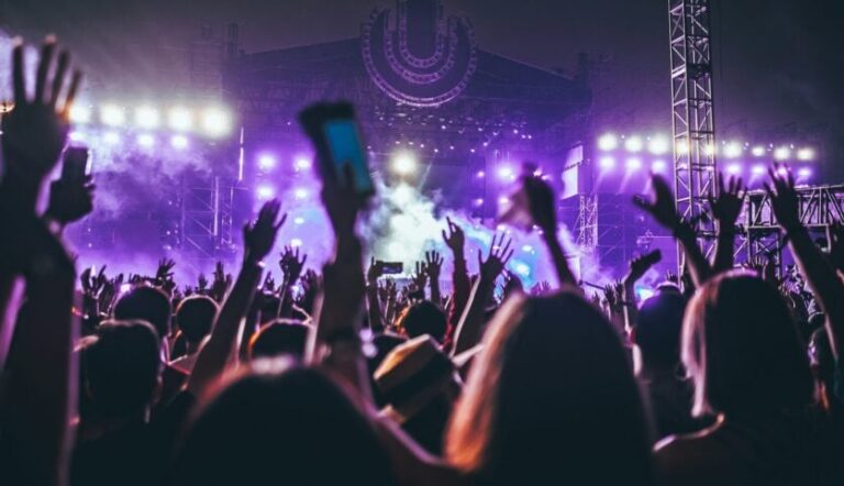 UK axes ticket tout profits, fans cheer