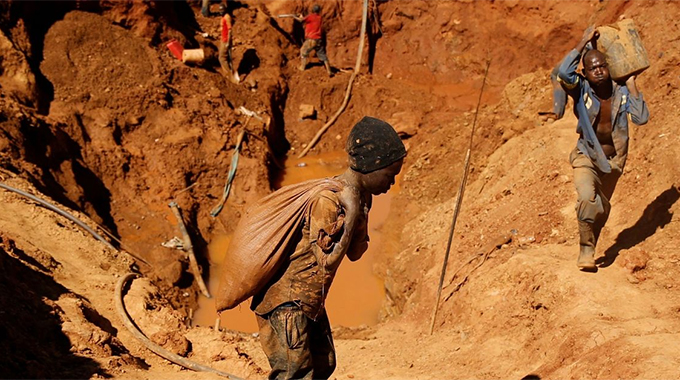 Zim banks shut out small miners despite gold boom in Zimbabwe